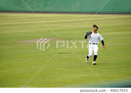 接球位置的外野手（高中棒球） 99027643
