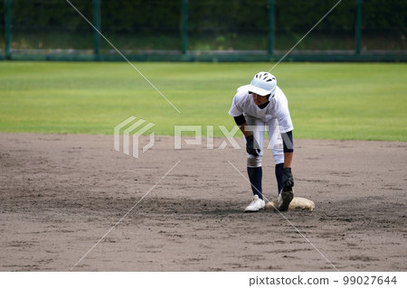 腿在壘上抽筋的棒球運動員（高中棒球） 99027644