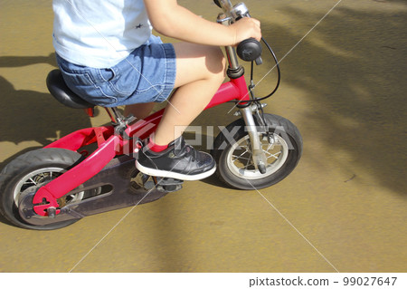 小孩騎腳蹬踢腳踏車(5歲小孩/男孩) 小孩騎腳蹬踢腳踏車(5歲小孩/男孩) 99027647