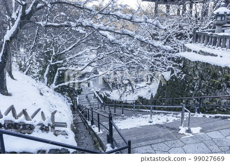 清水寺 通往音羽瀑布的長石階 令人驚嘆的雪景 清水寺 通往音羽瀑布的長石階 令人驚嘆的雪景 99027669