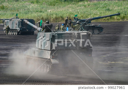 陸上自衛隊自行榴彈砲進入陣地 陸上自衛隊自行榴彈砲進入陣地 99027961