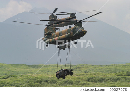 懸浮車輛飛行的陸上自衛隊大型直升飛機-照片素材（圖片） [99027978