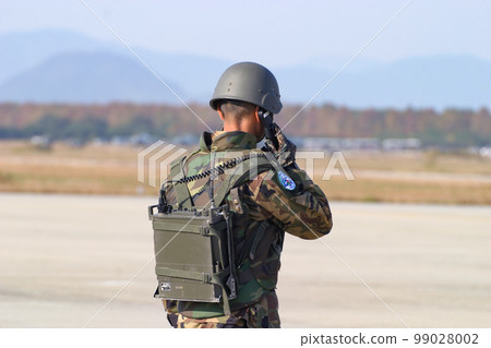 航空自衛隊人員進行無線電聯絡 航空自衛隊人員進行無線電聯絡 99028002