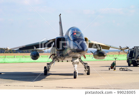 Self-Defense Forces fighter F-1 preparing to take off 99028005