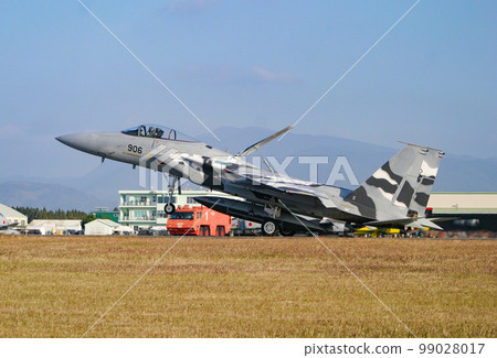 Air Self-Defense Force fighter F-15J landing Air Self-Defense Force fighter F-15J landing 99028017