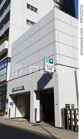 Elevator and escalator installed at entrance/exit of Higashi-Shinjuku Station on Tokyo Metro Fukutoshin Line and Toei Oedo Line Elevator and escalator installed at entrance/exit of Higashi-Shinjuku Station on Tokyo Metro Fukutoshin Line and Toei Oedo Line 99028250
