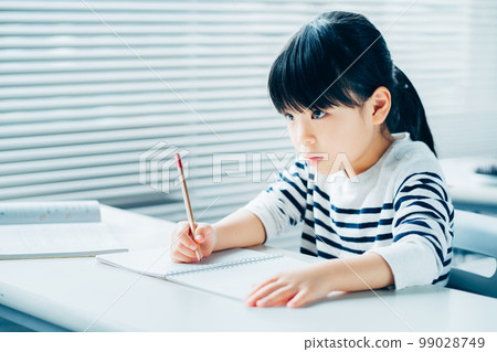 在補習班學習的小學生。 99028749