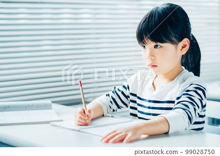 在補習班學習的小學生。 99028750