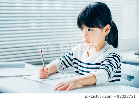 在補習班學習的小學生。 99028751