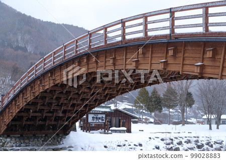 Snow-covered bridge (Kiso Bridge, Narai-juku, Shiojiri City, Nagano Prefecture) 99028883