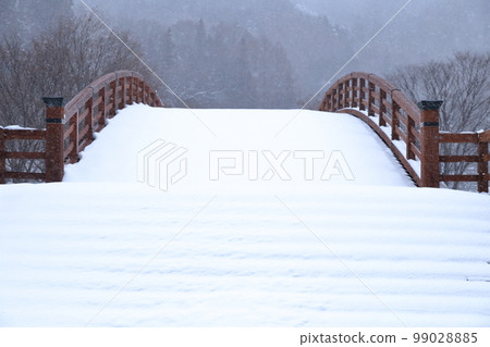 Snow-covered bridge (Kiso Bridge, Narai-juku, Shiojiri City, Nagano Prefecture) 99028885