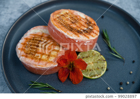 Grilled salmon with mozzarella 99028897