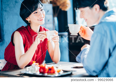 A couple doing dates at a cafe 99029066