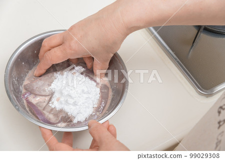 [準備好後將片栗子和色拉油與豬肝混合] 99029308