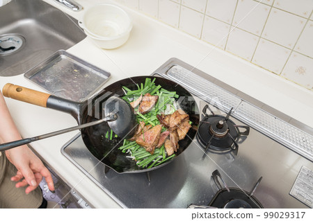 [Make stir-fried liver and liver, stir-fry all the ingredients] 99029317