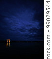 晚上在海中的牌坊 99029544
