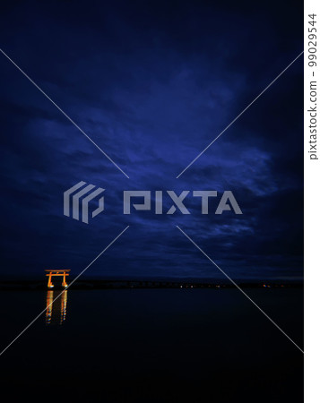 晚上在海中的牌坊 晚上在海中的牌坊 99029544