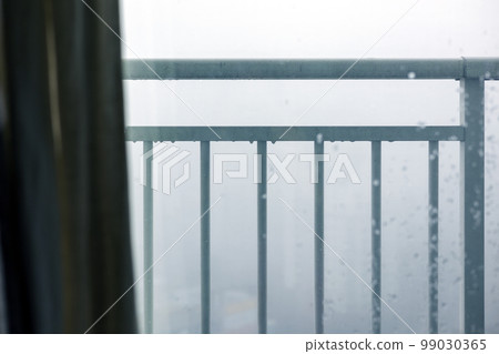 霧濛濛的天氣，窗外的風景看不清 99030365