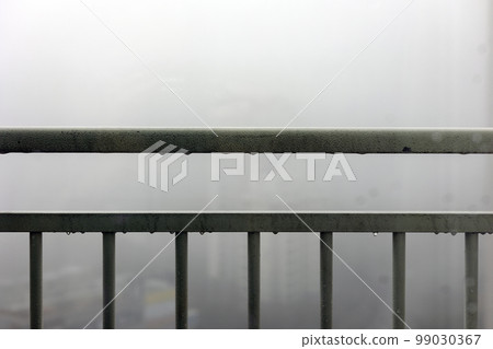 霧濛濛的天氣，窗外的風景看不清 99030367
