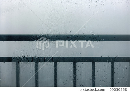 霧濛濛的天氣，窗外的風景看不清 99030368