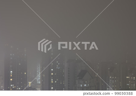 由於細塵霧，朦朧多雲的城市風光 99030388