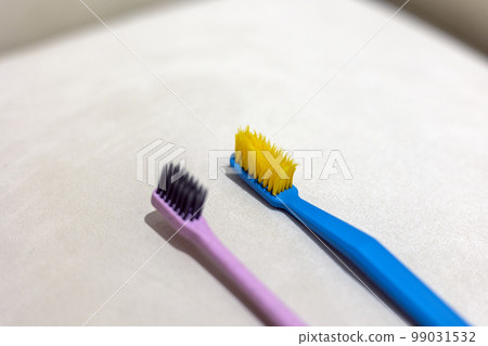 並排放置新舊牙刷 99031532