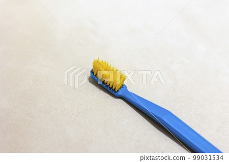 一把毛髮暗淡的藍色舊牙刷 99031534