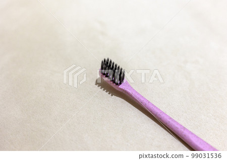 放置的紫色新牙刷 99031536