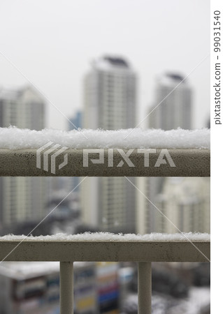 冬季大雪堆積在欄杆上的雪與城市高層公寓樓的景色 冬季大雪堆積在欄杆上的雪與城市高層公寓樓的景色 99031540