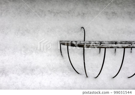 花盆衣架因大雪被雪埋 花盆衣架因大雪被雪埋 99031544