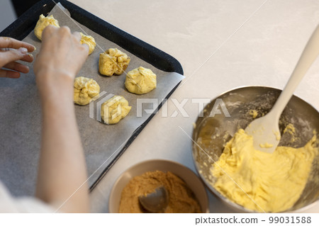 Making round dough by hand Making round dough by hand 99031588