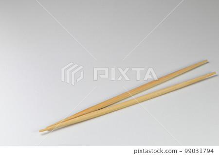 ready-made or disposable Brown bamboo chopsticks isolated on white background. ready-made or disposable Brown bamboo chopsticks isolated on white background. 99031794