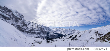 瑞士阿爾卑斯山美麗的雪山,有雪山的山區,晴天時廣闊的雪原,世界級的滑雪勝地,陡峭的山峰 瑞士阿爾卑斯山美麗的雪山,有雪山的山區,晴天時廣闊的雪原,世界級的滑雪勝地,陡峭的山峰 99032471