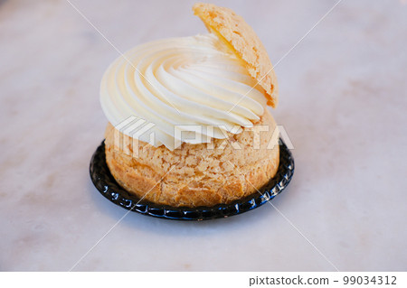 Cream puff 99034312