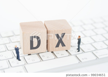 DX image Thinking businessman and keyboard 99034651