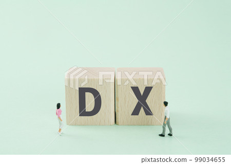 DX image Men and women working on DX 99034655