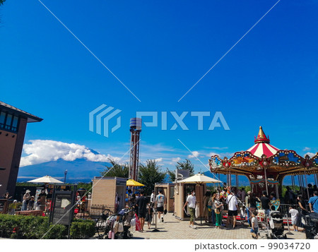 旋轉木馬和隱藏在雲端的富士山 99034720