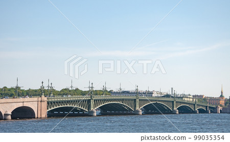 View of the Troitsky bridge on the Neva river in St. Petersburg 99035354