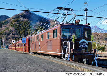 [Chichibu Railway] Mitsumineguchi Station Deki Type 100 + Series 12 "Rapid EL New Year Mitsumine" 99036087