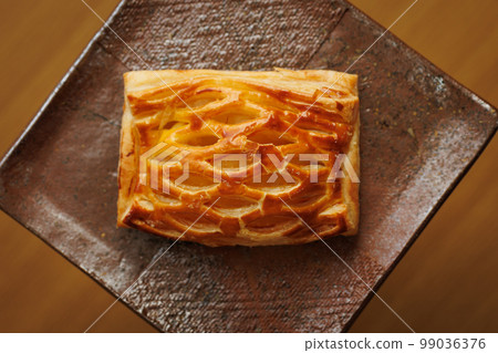 Apple pie on a plate of Tsugaru Kanayama ware (Aomori Prefecture) Apple pie on a plate of Tsugaru Kanayama ware (Aomori Prefecture) 99036376