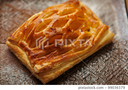 Apple pie on a plate of Tsugaru Kanayama ware (Aomori Prefecture) 99036379