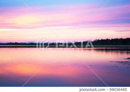 夕陽下的風蓮湖，北海道-照片素材（圖片） [99036480] - PIXTA圖庫