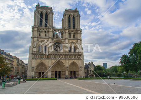 Notre Dame Cathedral facade in the early morning (France - Paris) 99036590