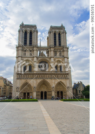 Notre Dame Cathedral facade in the early morning (France - Paris) 99036591