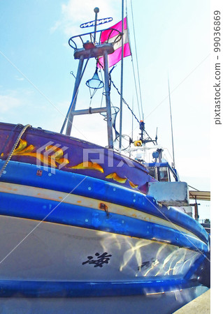 漁船船頭左下方特寫【豎向構圖】 漁船船頭左下方特寫【豎向構圖】 99036869