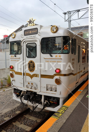 觀光特急二津4047在諫早站停靠 99036978