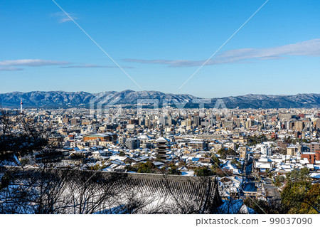 京都市 2023 年冬季大雪景雪山 99037090