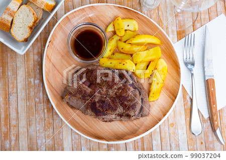 Fried beef fillet with potatoes and sauce Fried beef fillet with potatoes and sauce 99037204