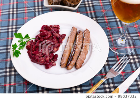 Fried pork sausage botifarra with stewed red beans 99037332
