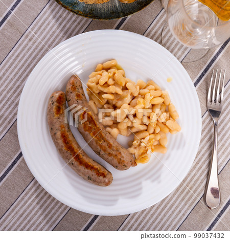 Fried pork sausage botifarra with stewed white beans 99037432